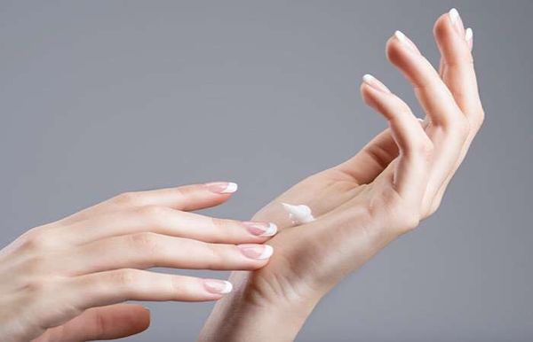 Cần chọn các loại kem dưỡng có thành phần cấp ẩm tốt cho da tay khô