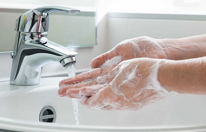 Trước khi tiếp xúc với da mặt, bạn cần phải rửa tay sạch sẽ với xà phòng và nước