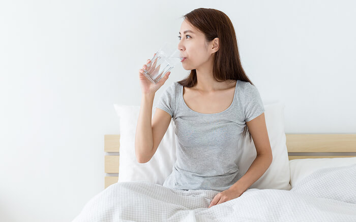 Bạn nên uống đủ từ 2,5 - 3 lít nước mỗi ngày khi sử dụng viên uống vitamin C DHC