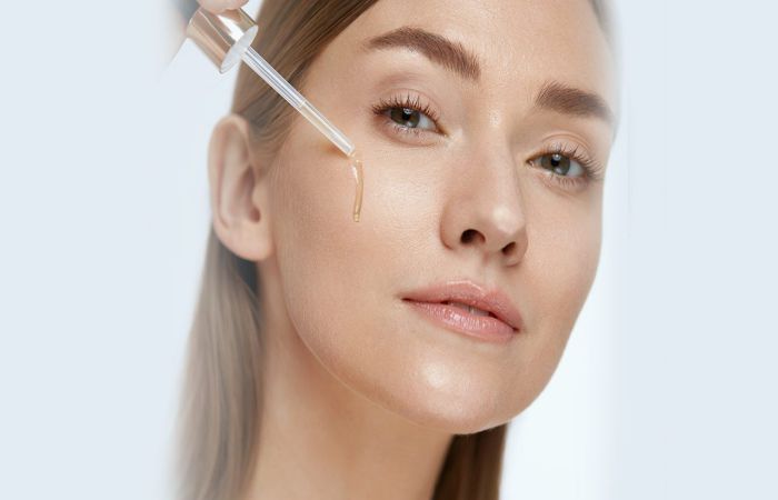 Sử dụng serum sáng da sau bước nước hoa hồng và trước bước kem dưỡng