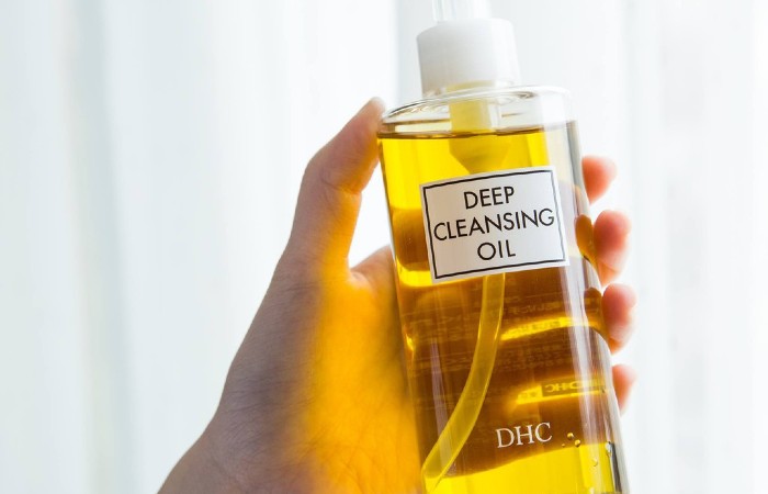 Propylene Glycol trong DHC Deep Cleansing Oil giúp duy trì kết cấu của dầu và cấp ẩm cho da