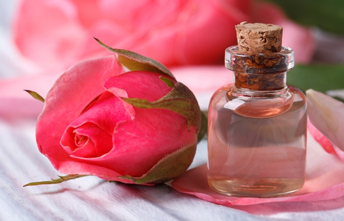 Nước hoa hồng có thể làm tăng sắc tố hồng cho đôi môi