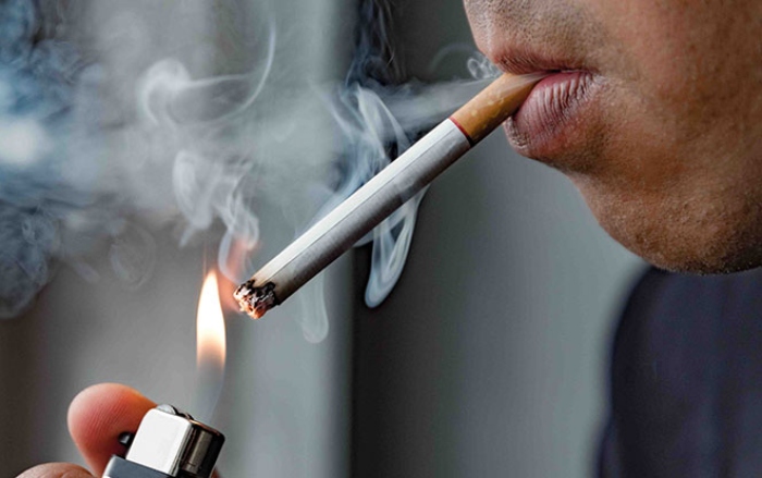 Ở nam giới, phần lớn nguyên nhân khiến môi bị thâm là do hút thuốc lá