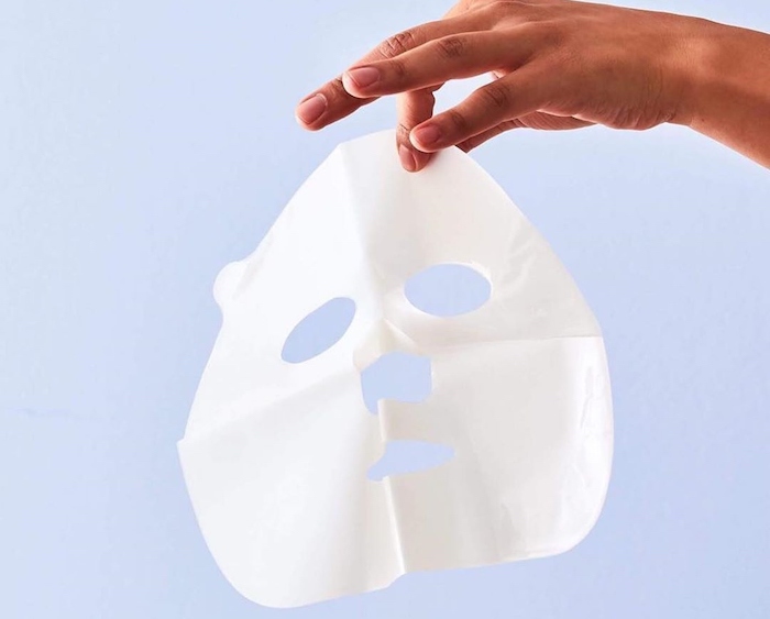 Mặt nạ giấy là loại mặt nạ có thiết kế vừa với khuôn mặt và được ngâm sẵn trong dung dịch dưỡng da