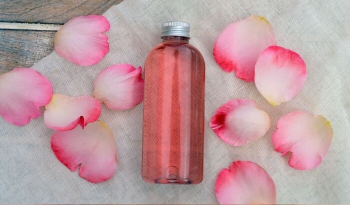 Chọn loại nước hoa hồng phù hợp với làn da để không bị kích ứng, nổi mụn