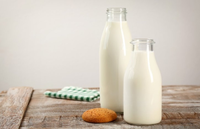 Protein và vitamin trong sữa tươi giúp lông mi mọc chắc khỏe