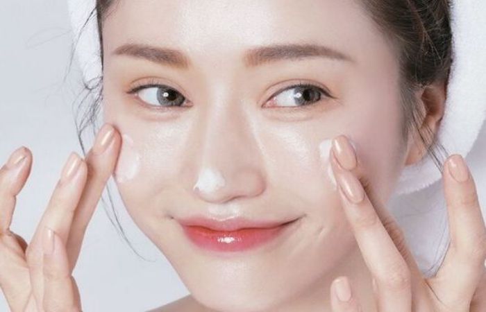 Serum DHC có thể được dùng thay lớp kem nền trang điểm để sở hữu làn da mịn màng, tự nhiên như mặt mộc