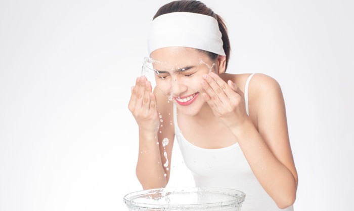 Dùng sữa rửa mặt và nước để làm sạch da lần nữa sau bước nhũ hóa dầu tẩy trang