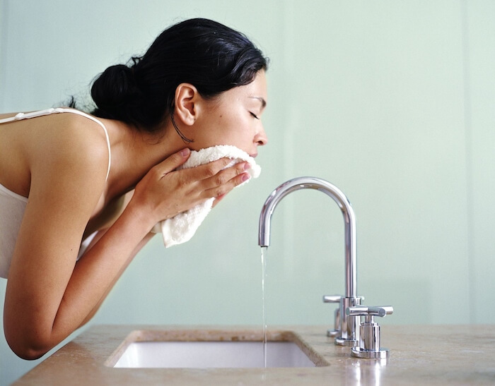 rửa mặt đúng cách để da không bị mất độ ẩm tự nhiên 
