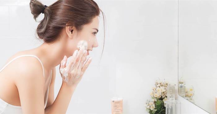 rửa mặt đúng cách sẽ giúp cải thiện da khô
