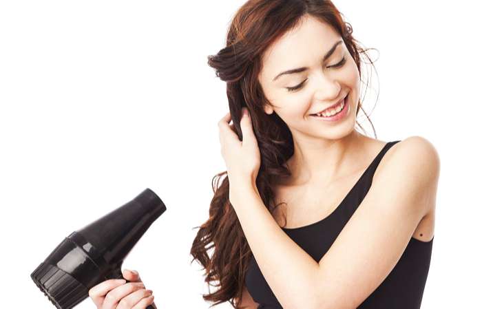 Sấy tóc đúng cách sẽ hạn chế tác động của nhiệt lên tóc khô xơ