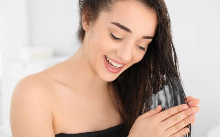 Sau khi gội đầu với dầu gội và vitamin B1, bạn nên sử dụng dầu xả để hạn chế tình trạng tóc khô xơ do tiếp xúc lâu với bọt dầu gội.