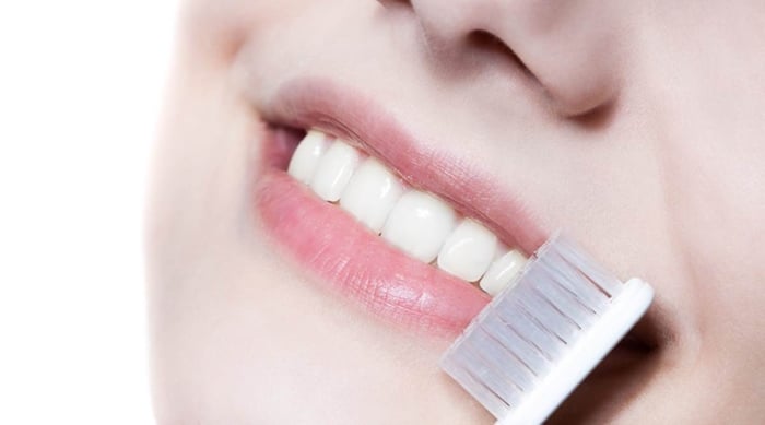 Sử dụng bàn chải răng lông mềm để tẩy tế bào chết cho môi