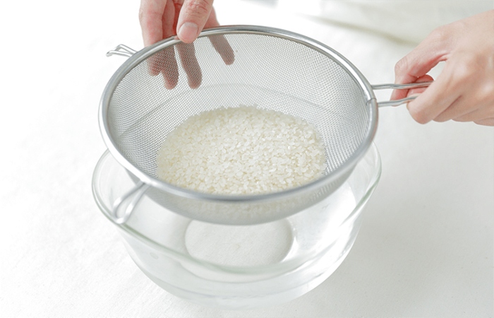 Sử dụng gạo sạch không chứa tạp chất để lấy nước vo gạo