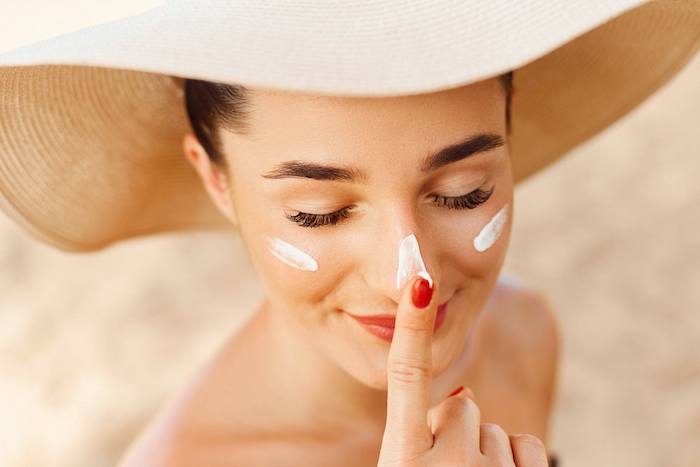sử dụng kem chống nắng đúng cách để bảo vệ da mặt 