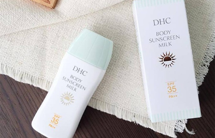 Sữa chống nắng toàn thân DHC Body Sunscreen Milk còn có công năng dưỡng ẩm hoàn hảo
