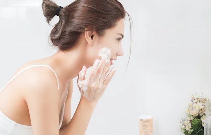 Dùng sữa rửa mặt se khít lỗ chân lông giúp da bớt bóng dầu và mịn màng hơn
