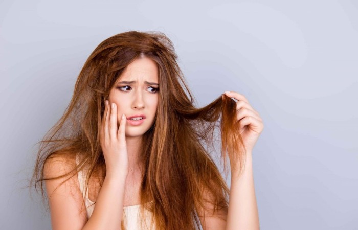 Thức khuya liên tục sẽ khiến mái tóc dễ bị khô xơ