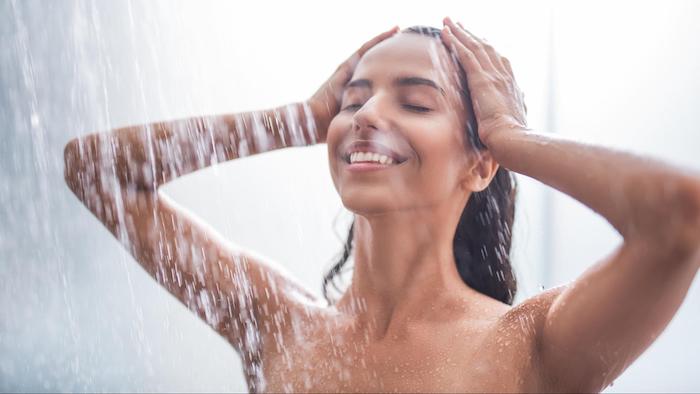 tắm bằng nước ấm cải thiện da khô 