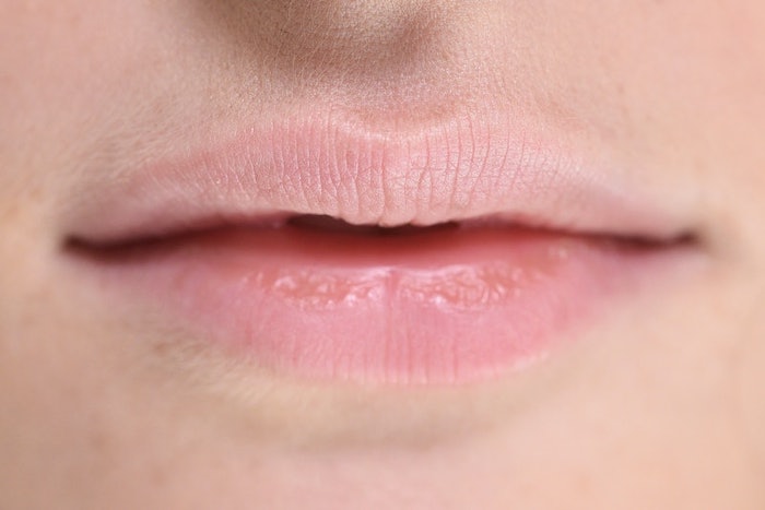 Tẩy da chết môi nhẹ nhàng để tránh làm tổn thương da môi 