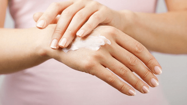 Thành phần urea trong mỹ phẩm giúp cấp ẩm và làm mềm da