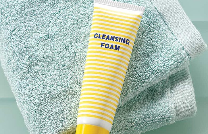 Sữa rửa mặt dạng bọt DHC Cleansing Foam là sản phẩm dành cho những nàng da dầu