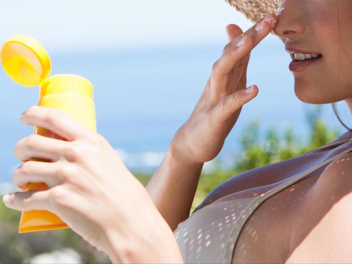 thoa kem chống nắng để bảo vệ da khỏi tia UV