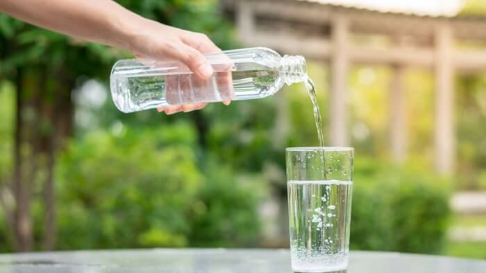 Thường xuyên uống nước để bù đắp lại cả lượng nước và các chất điện giải mà cơ thể đã thất thoát trong quá trình nhiễm virus