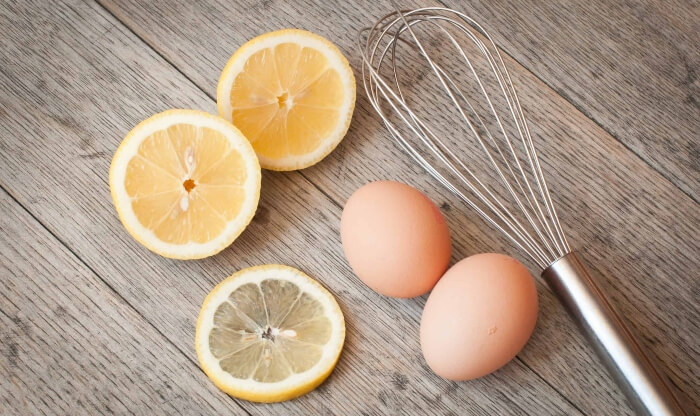 Trứng gà kết hợp với chanh giúp làm mờ những vết thâm sạm