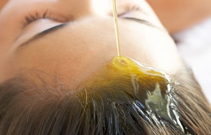 Ủ tóc bằng dầu oliu nguyên chất giúp tóc nhanh mọc dài và dày hơn