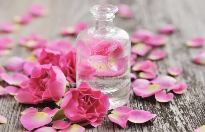 Nên bảo quản nước hoa hồng tự làm trong chai thủy tinh hoặc chai nhựa chất lượng cao