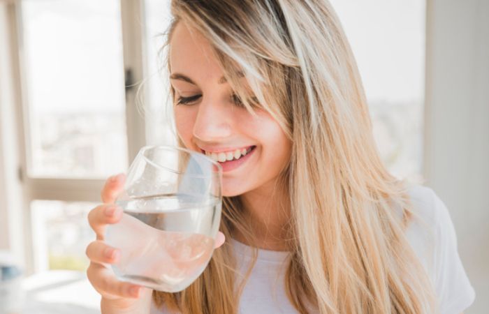 Uống ít nước cũng là nguyên nhân của việc nổi mụn khi uống collagen DHC