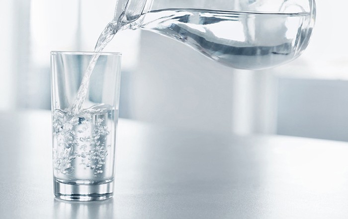 Uống nhiều nước là phương pháp khoa học đơn giản giúp tăng cường chức năng gan thận
