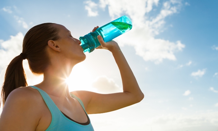 Uống đủ nước để bù lại lượng nước đã mất đi của cơ thể