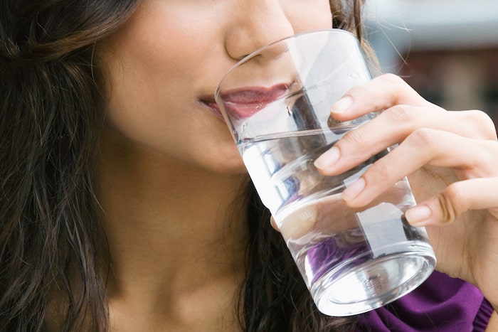 Trong thời gian sử dụng các viên uống kẽm và biotin, bạn nên tập thói quen uống đủ 2-3 lít nước mỗi ngày