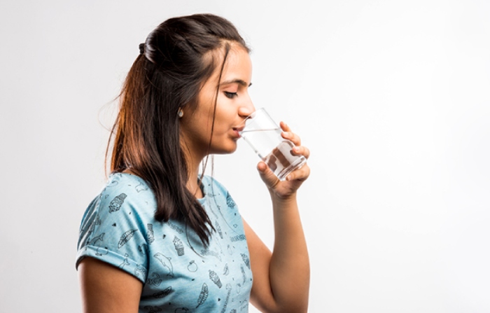 Uống đủ nước mỗi ngày cho da luôn mềm mại, tránh bị khô ráp