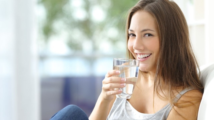 Uống đủ nước mỗi ngày để môi không bị khô dẫn đến thâm sạm
