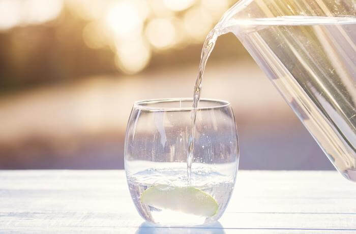 uống đủ nước để cải thiện da mặt khô