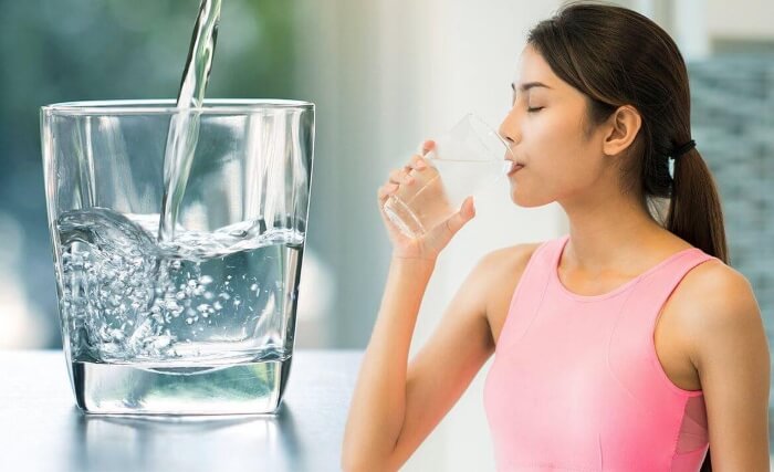 Bổ sung đầy đủ nước là một trong những yếu tố quan trọng giúp cơ thể hồi phục tốt sau Covid