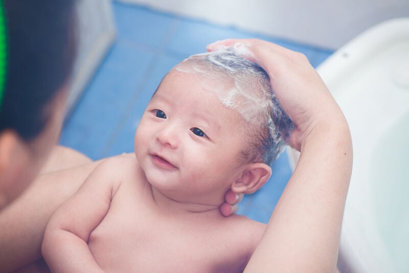 Trẻ bị viêm tai giữa có tắm được không?