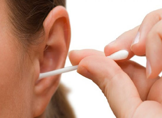 Viêm tai giữa có nên ngoáy tai không?
