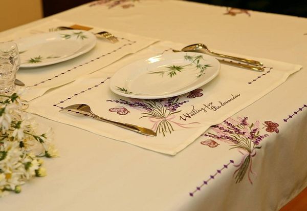 Lựa chọn khăn trải bàn phù hợp với kích thước bàn ăn