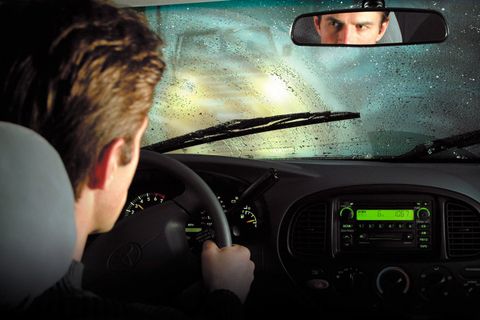 Xử lý kính mờ, gương nhòe khi lái xe ô tô dưới trời mưa