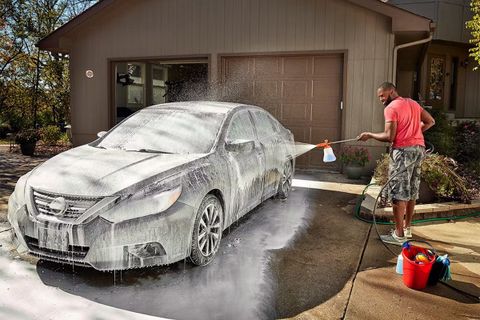 Lưu ý gì khi tự rửa xe ô tô tại nhà?