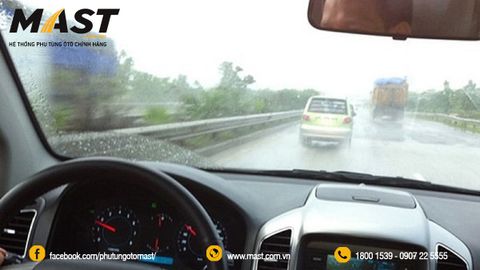 13 Kinh nghiệm lái xe ô tô an toàn khi trời mưa bão