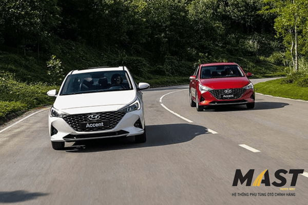 Cho xe chạy thử để đánh giá sức khỏe của động cơ Accent