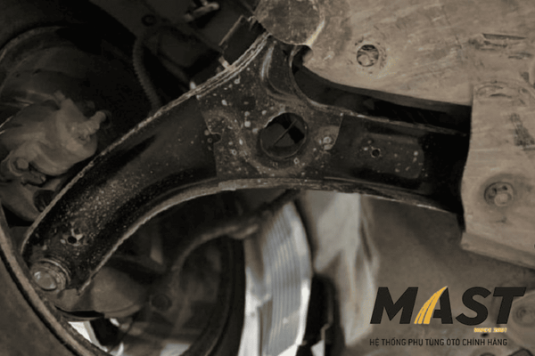 Rung lắc vô lăng ô tô là một dấu hiệu&nbsp;dễ thấy khi càng chữ A bị mòn