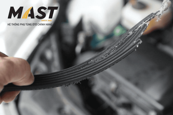 Dây curoa ô tô bị rão mòn nên bị đứt