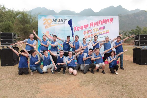 MAST bung lụa sinh nhật 20 năm - Mai Châu Team Building rực lửa