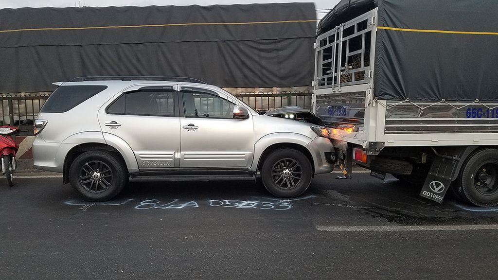 lái xe cạnh container